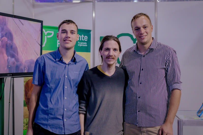Los hermanos Lucas y Facundo Hecker con el desarrollador de la app, Nahuel Piguillem.