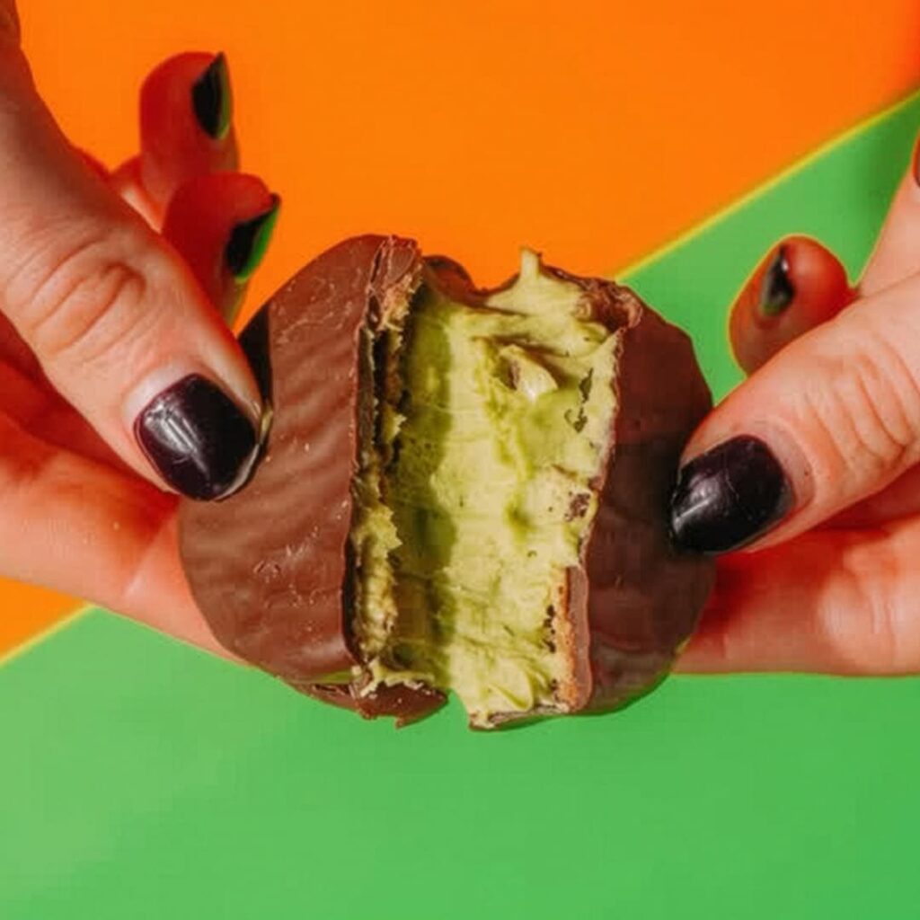 Nuevo alfajor relleno de pistacho de Arbanit, con sus clásicas tapas de oblea.