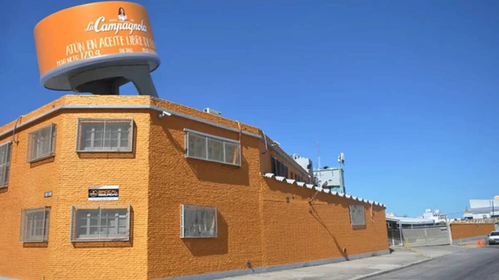 Fábrica histórica de La Campagnola en Mar del Plata con la emblemática lata de atún en el techo, planta inaugurada en 1933 por los hermanos Benvenuto.