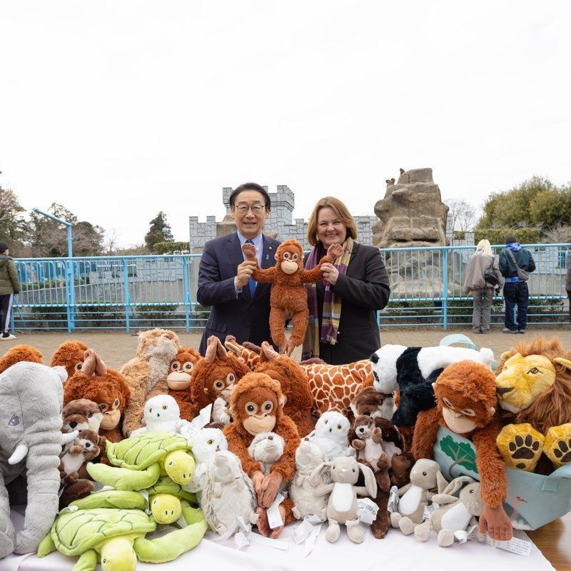 Ko Tanaka, alcalde de la ciudad de Ichikawa, y Petra Fare, presidenta de IKEA Japón