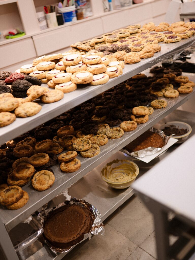 Bandejas con cookies de distintos sabores en el obrador de Julieta Bostal en Corrientes 96, Bahía Blanca.