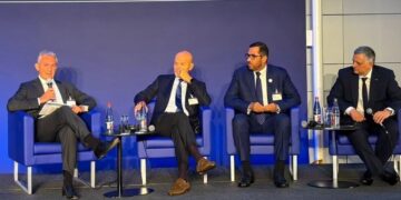 Directivos durante el anuncio de Argentina LNG