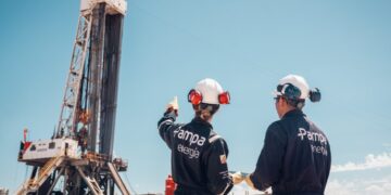 Operarios de Pampa Energía en un equipo de perforación en Vaca Muerta