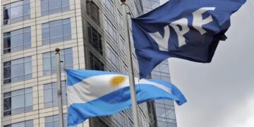 Banderas de YPF y Argentina frente al edificio de la petrolera