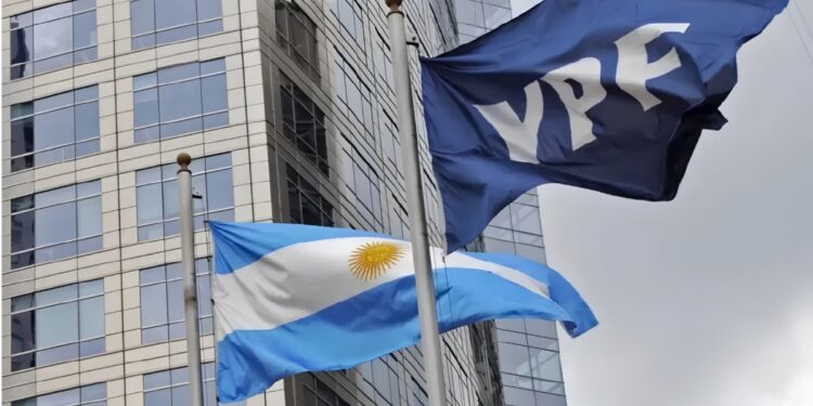 Banderas de YPF y Argentina frente al edificio de la petrolera
